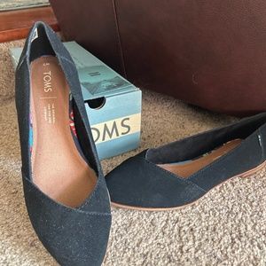 TOMS Almond Toe Flat- 7B
